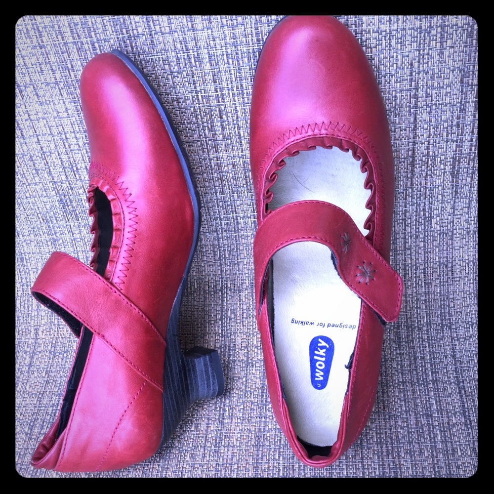 Wolky adorable red heels.